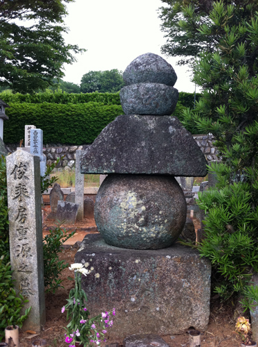 伴墓五輪塔（ともばかごりんとう）。